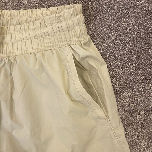 Under Armour Women's Flex Woven 3” Shorts Size M Beige Athletic Pockets NWT $45 - Picture 3 of 11